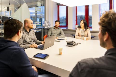 Alewijnse colleagues meeting around work table